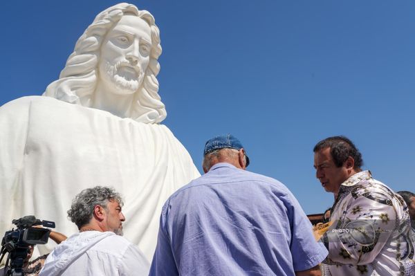 Гагик Царукян и скульптор Армен Самвелян беседуют возле статуи Иисуса Христа (26 августа 2024). Зовуни Гагик Царукян и скульптор Армен Самвелян беседуют возле статуи Иисуса Христа (26 августа 2024). Зовуни - Sputnik Армения