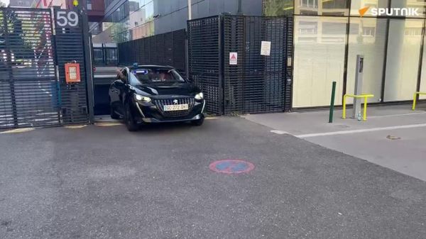 Из парижского СИЗО выехала тонированная машина, в которой, предположительно, мог находиться Павел Дуров - Sputnik Армения