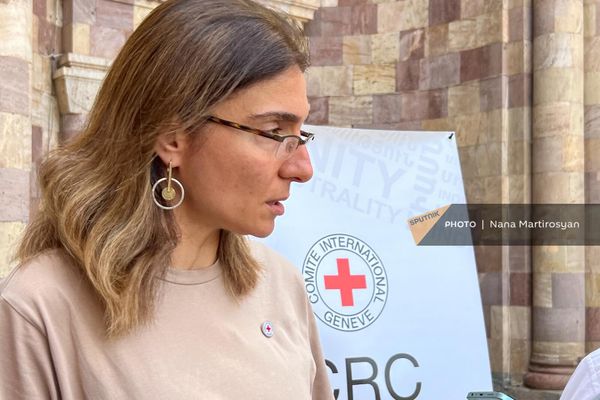 Руководитель программ коммуникации и профилактики Армянского офиса Международного комитета Красного Креста Зара Аматуни на выставке Молчаливое присутствие. Истории ожидании и тоски (29 августа 2024). Ванадзoр Руководитель программ коммуникации и профилактики Армянского офиса Международного комитета Красного Креста Зара Аматуни на выставке Молчаливое присутствие. Истории ожидании и тоски (29 августа 2024). Ванадзoр - Sputnik Армения