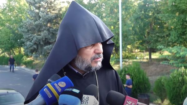 Глава Арцахской епархии ААЦ епископ Вртанес Абрамян отвечает на вопросы журналистов в военном пантеоне Ераблур (2 сентября 2024). Еревaн - Sputnik Армения