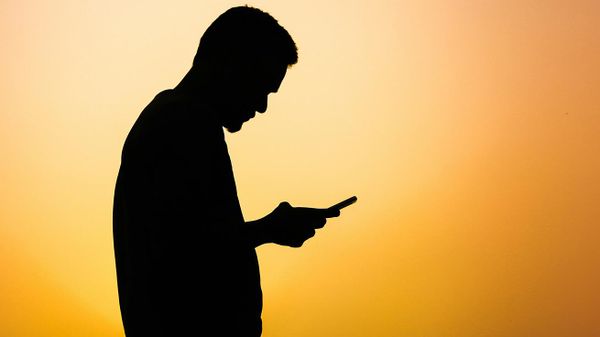 Мужчина с телефоном - Sputnik Армения