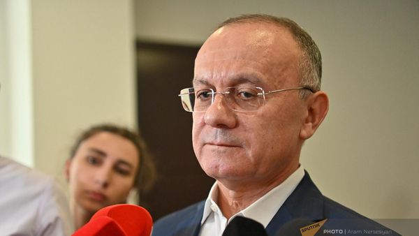 Сейран Оганян отвечает на вопросы журналистов у здания представительства Нагорного Карабаха (2 сентября 2024). Еревaн - Sputnik Армения