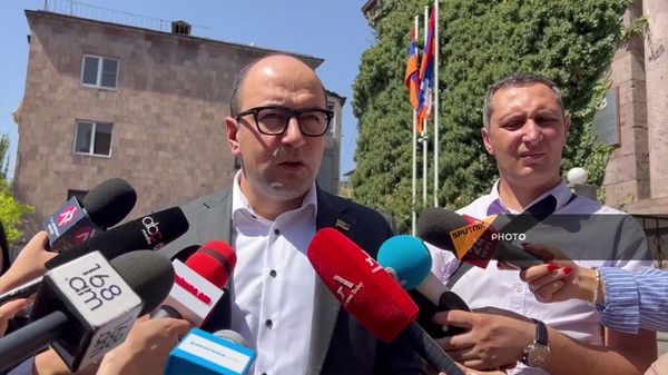 Айк Мамиджанян отвечает на вопросы журналистов у здания представительства Нагорного Карабаха (2 сентября 2024). Еревaн - Sputnik Армения