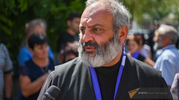 Баграт Галстанян отвечает на вопросы журналистов у здания представительства Нагорного Карабаха (2 сентября 2024). Еревaн - Sputnik Армения