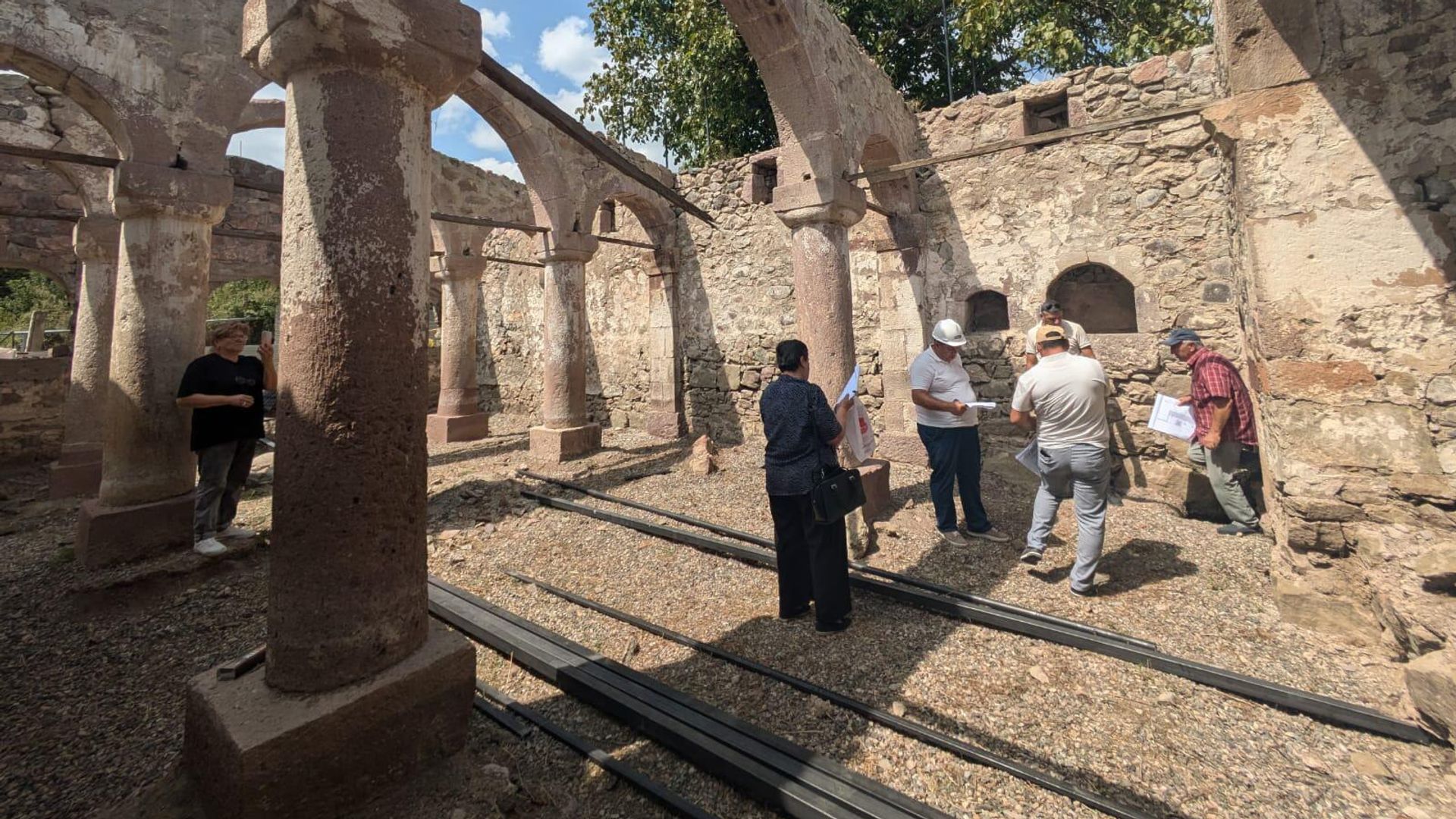 Сотрудники Управления по охране памятников истории и культуры МОНКС РА и ГНКО Служба по охране исторической среды и историко-культурных музеев-заповедников посетили церковь Святой Троицы в Киранце Сотрудники Управления по охране памятников истории и культуры МОНКС РА и ГНКО Служба по охране исторической среды и историко-культурных музеев-заповедников посетили церковь Святой Троицы в Киранце - Sputnik Армения, 1920, 05.09.2024