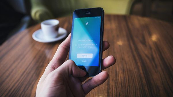 Заставка Twitter на экране смартфона - Sputnik Армения