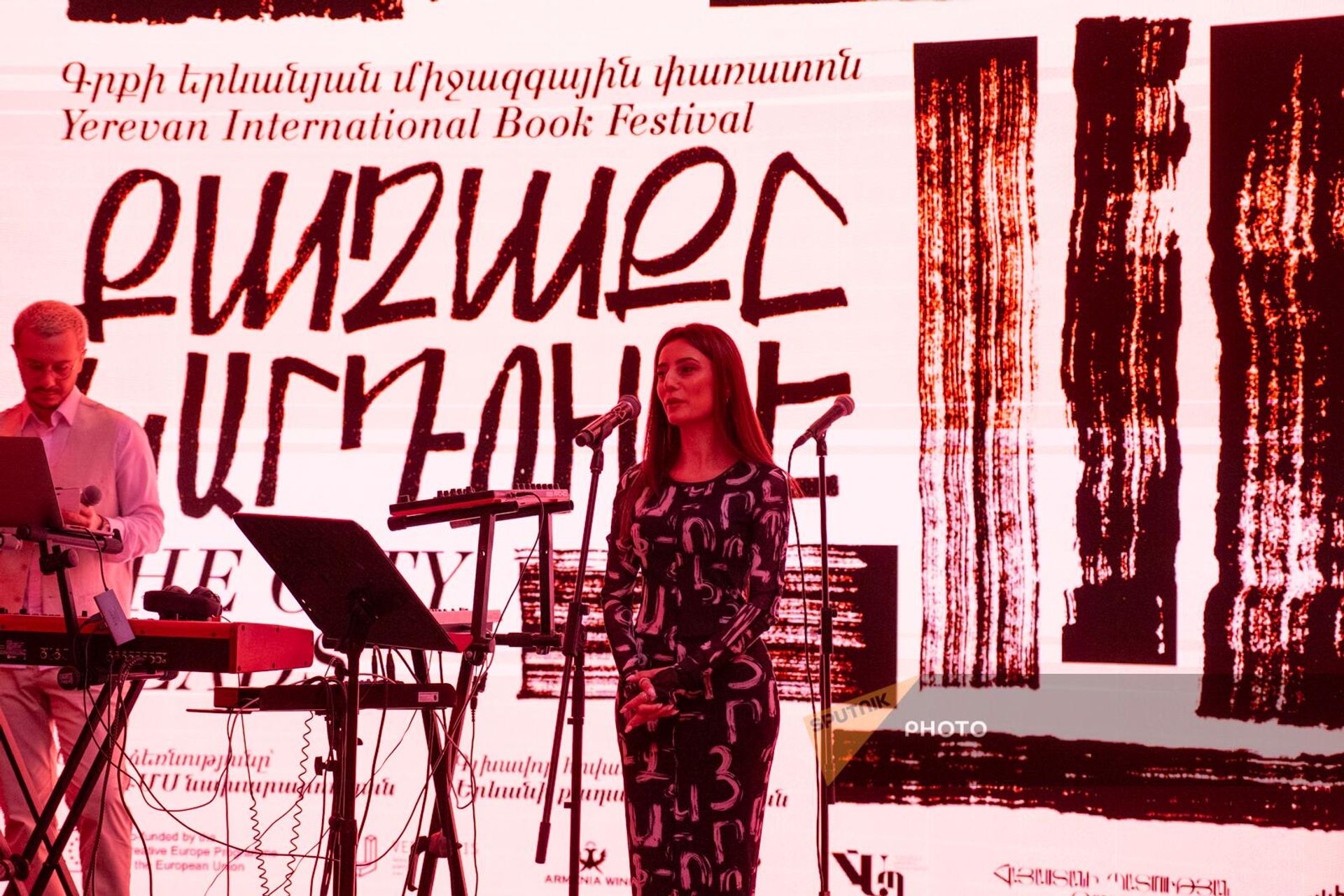Директор Ереванского  книжного фестиваля Ани Казарян на открытии фестиваля в государственной картинной галерее (6 сентября 2024). Еревaн - Sputnik Армения, 1920, 06.09.2024