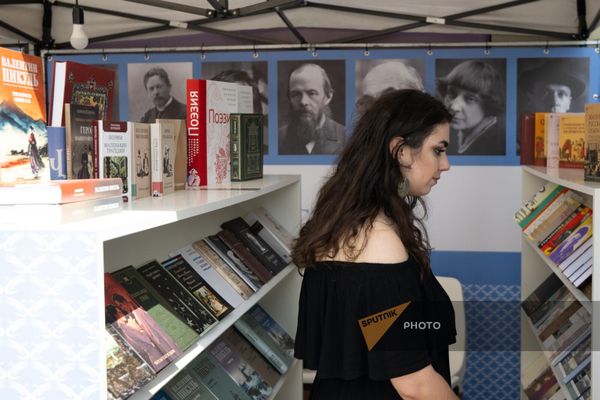 Бестселлером первого дня фестиваля стала книга Робина Шарма "Монах, который продал свой Ferrari". - Sputnik Армения
