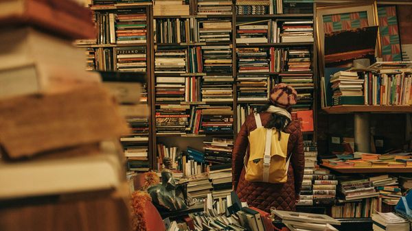 Посетители в книжном магазине - Sputnik Армения