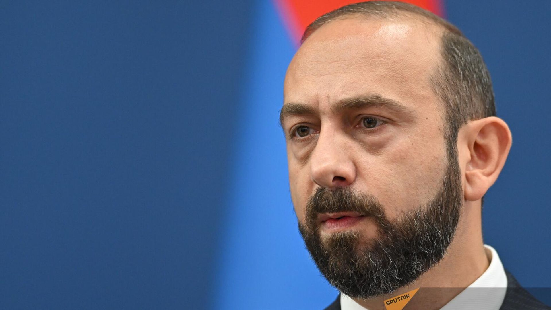 Глава МИД Арарат Мирзоян и вице-премьер-министр, министр иностранных дел и торговли Люксембурга Ксавье Беттель на совместной пресс-конференции по итогам встречи (9 сентября 2024). Еревaн - Sputnik Армения, 1920, 09.09.2024