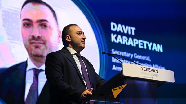 Генеральный секретарь Министерства иностранных дел Армении Давид Карапетян на панельной дискуссии Призыв кураторов: подсказки к диалогу в рамках Международного форума Ереванский диалог (10 сентября 2024). Еревaн - Sputnik Армения
