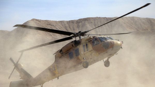 Вертолет UH-60 Black Hawk израильских ВВС (Яншуф) в пустыне - Sputnik Армения