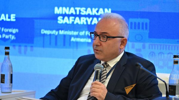 Заместитель министра иностранных дел Армении Мнацакан Сафарян на форуме Дебаты о новом Фениксе: Глобальный Юг и обновленный мировой порядок в рамках Международного форума Ереванский диалог (11 сентября 2024). Еревaн - Sputnik Армения