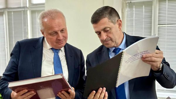 Посол России Сергей Копыркин на встрече с губернатором Вайоц Дзора Колей Микаеляном (19 сентября 2024). Вайоц Дзор - Sputnik Армения