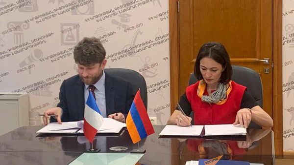 Ֆրանսիայի դեսպան Օլիվիե Դըկոտինյին ու ԿԳՄՍ նախարար Ժաննա Անդրեասյանը - Sputnik Արմենիա