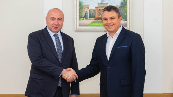 Лидер блока Мать Армения Андраник Теванян на встрече с главой Луганской Народной Республики Леонидом Пасечником (18 сентября 2024). Луганск - Sputnik Армения