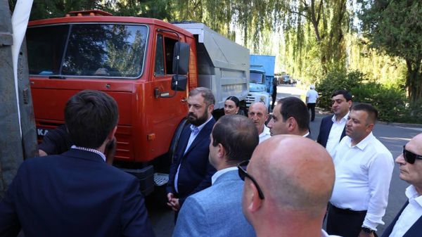 Министр экономики Геворк Папоян посетил фермеров для проверки процесса заготовки винограда (18 сентября 2024). Армавирская область - Sputnik Армения
