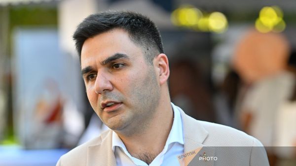Эксперт по продовольственному праву Давид Пипоян во время всемирного дня школьного молока в Еревaне - Sputnik Армения