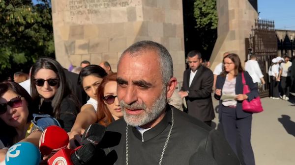 Մայր տաճարում Մյուռոնօրհնեքը կանցկացվի Դրոշմ ինքնության կարգախոսի ներքո.  տեր Եսայի քահանա Արթենյան - Sputnik Արմենիա