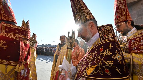 Священнослужители несут реликвии на церемонии освящения Пресветлого Мира (28 сентября 2024). Эчмиадзин - Sputnik Армения