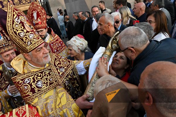 Архиепископ Навасард Кчоян благословляет верующих Десницей первого Католикоса армян Григория Просветителя  - Sputnik Армения