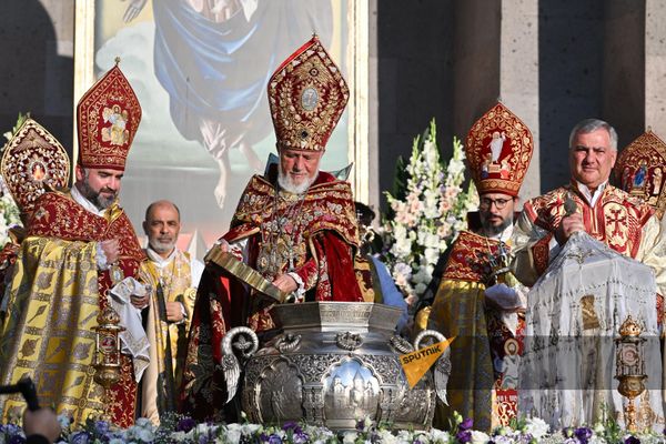 Серебряный котел, в котором 3 дня и 3 ночи варилось миро, изготовлен в Москве в мастерской Павла Овчинникова - Sputnik Армения