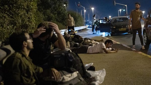Израильтяне прячутся, когда в небе перехватываются снаряды, выпущенные из Ирана (1 октября 2024). Рош-ха-Аин, Израиль - Sputnik Армения