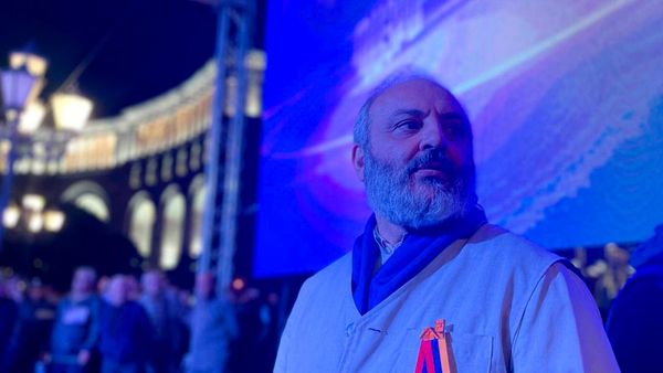 Архиепископ Баграт Галстанян проводит митинг (2 октября 2024). Еревaн - Sputnik Армения