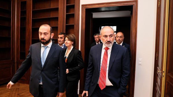 Премьер-министр Никол Пашинян в сопровождении главы МИД Арарата Мирзояна и Посла РА во Франции Асмик Толмаджян посетил новое здание, приобретенное для посольства РА (3 октября 2024). Париж - Sputnik Армения