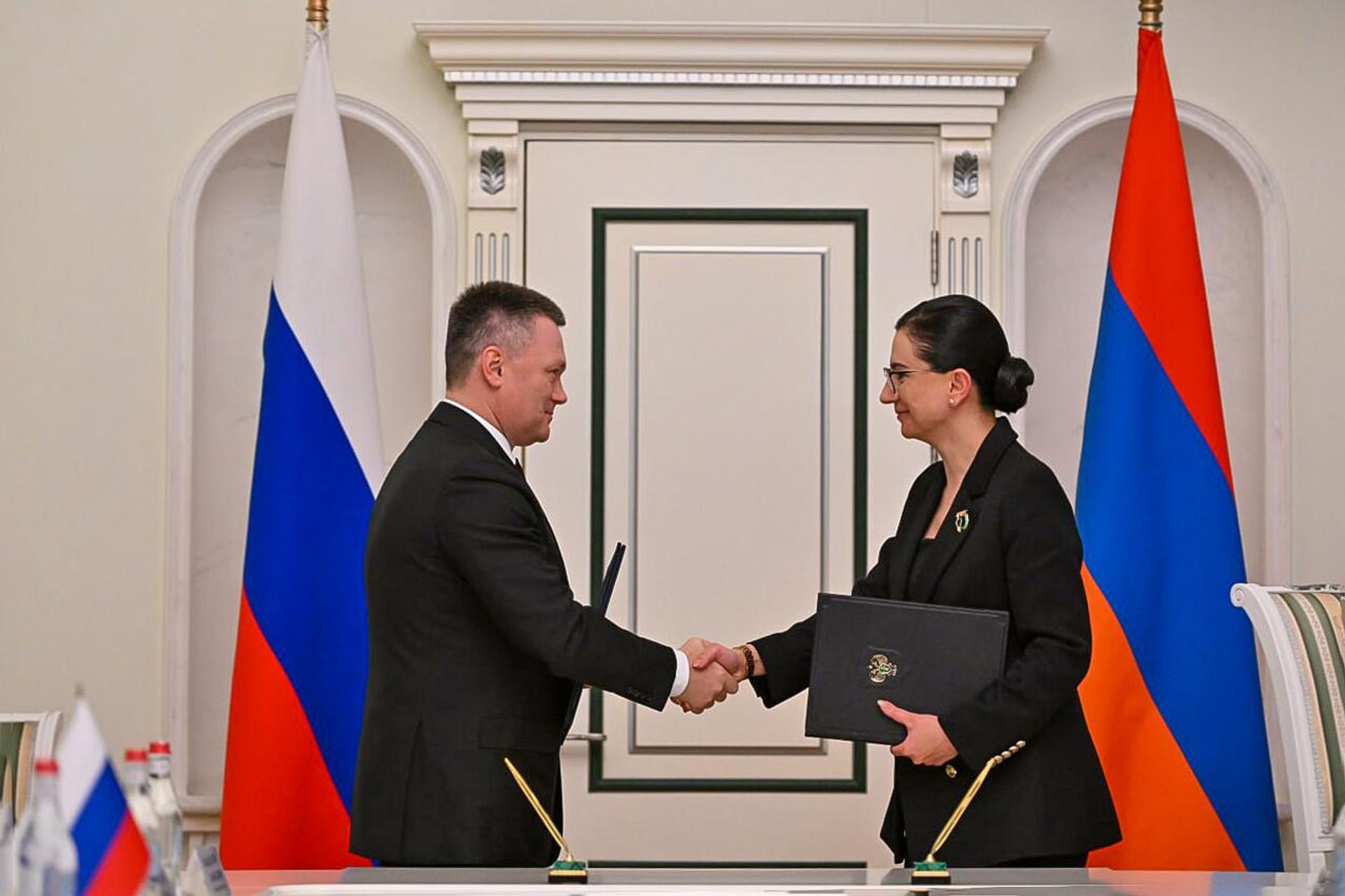Церемония подписания программы сотрудничества на 2025-2026 гг. между Генеральными прокурорами Армении и России Анной Вардапетян и Игорем Красновым (4 октября 2024). Еревaн - Sputnik Армения, 1920, 04.10.2024