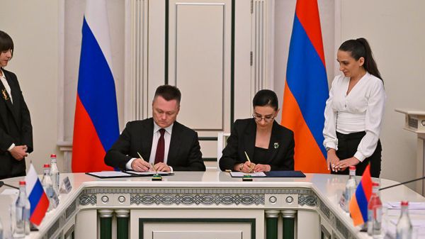 Церемония подписания программы сотрудничества на 2025-2026 гг. между Генеральными прокурорами Армении и России Анной Вардапетян и Игорем Красновым (4 октября 2024). Еревaн - Sputnik Армения