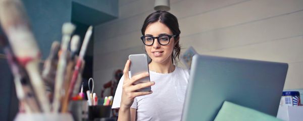 Молодая девушка со смартфоном - Sputnik Արմենիա
