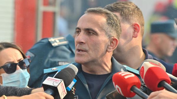 Руководитель спасательной службы, замминистра ВД Камо Цуцулян отвечает на вопросы журналистов на месте пожара в магазине мебели Домус (7 октября 2024). Ереван - Sputnik Армения