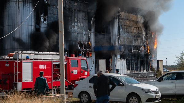 Сотрудники пожарной службы на месте пожара в магазине мебели Домус (7 октября 2024). Ереван - Sputnik Армения