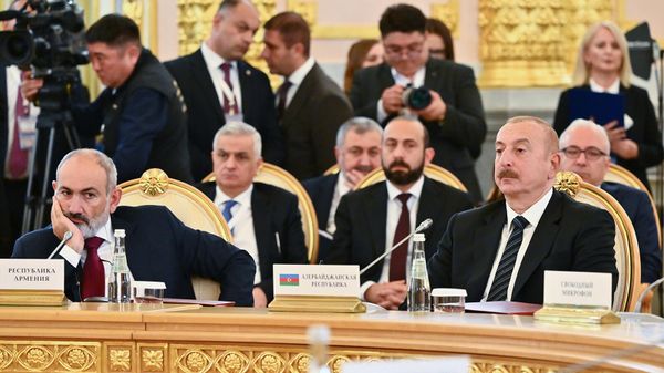 Премьер-министр Армении Никол Пашинян и президент Азербайджана Ильхам Алиев на заседании Совета глав государств-участников СНГ в расширенном составе (8 октября 2024). Москвa - Sputnik Армения