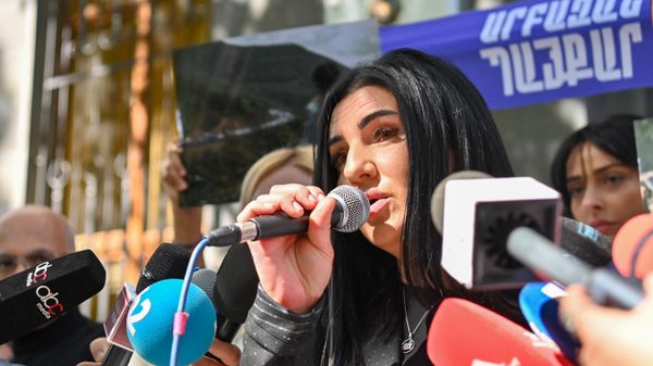 Метаксе Акопян обращается к участникам акции протеста у здания Генпрокуратуры РА (9 октября 2024). Еревaн - Sputnik Արմենիա
