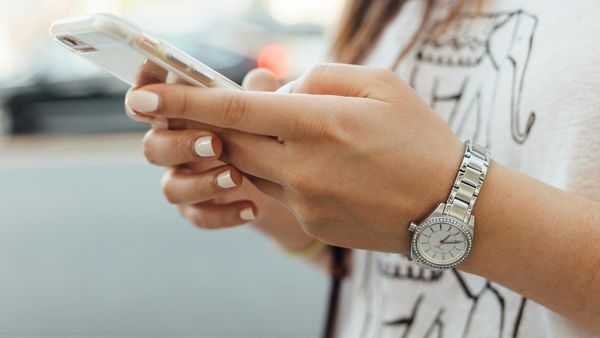 Смартфон в руках - Sputnik Армения