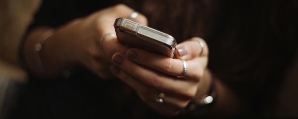 Пользователь со смартфонами - Sputnik Армения