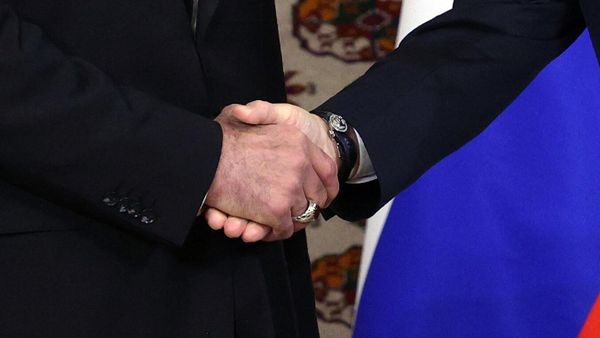 Президент РФ Владимир Путин и президент Ирана Масуд Пезешкиан во время встречи (11 октября 2024). Ашхабад - Sputnik Армения