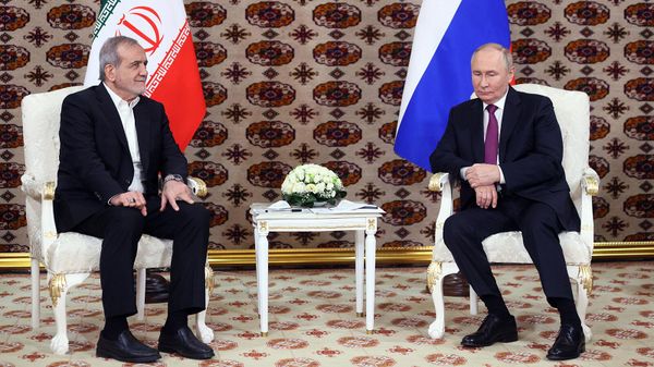 Президент РФ Владимир Путин и президент Ирана Масуд Пезешкиан во время встречи (11 октября 2024). Ашхабад - Sputnik Армения