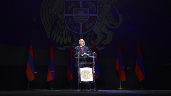 Премьер-министр Никол Пашинян выступает с речью во время торжественного мероприятия по случаю 10-летия образования Следственного комитета (11 октября 2024). Еревaн - Sputnik Армения