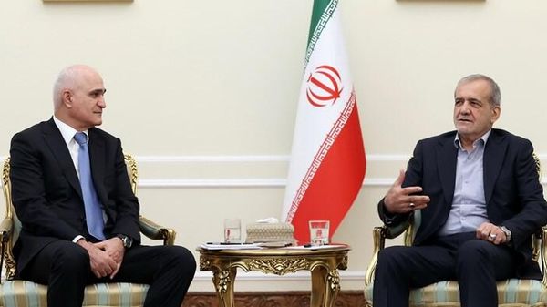 Президент Ирана Масуд Пезешкиан на встрече с заместителем премьер-министра Азербайджана Шахином Мустафаевым (14 октября 2024). Тегеран - Sputnik Армения