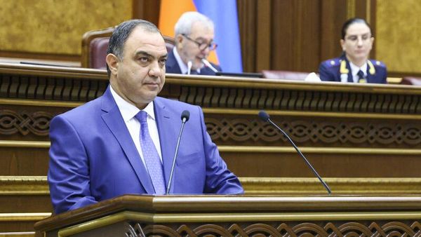 Министр внутренних дел Ваге Казарян во время парламентских слушаниях в Национальном Собрании (15 октября 2024). Еревaн - Sputnik Армения