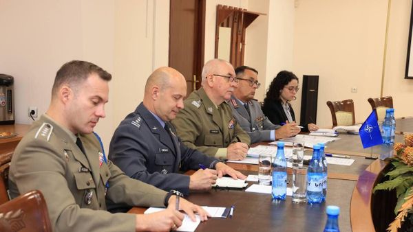 Делегация во главе с начальником Международного военного штаба НАТО, генерал-лейтенантом Янушем Адамчаком во время визита в Армению (16 октября 2024). Еревaн - Sputnik Армения