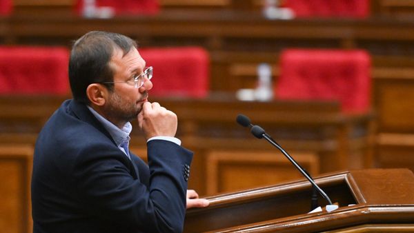 Гегам Манукян выступает во время парламентских слушаний по проекту “О вечной актуальности Декларации о независимости Армении в зале НС (17 октября 2024). Еревaн - Sputnik Армения
