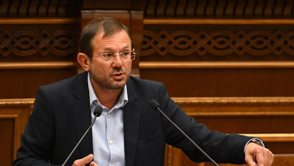 Гегам Манукян выступает во время парламентских слушаний по проекту “О вечной актуальности Декларации о независимости Армении в зале НС (17 октября 2024). Еревaн - Sputnik Армения