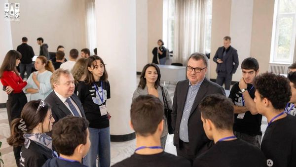 Руководитель Русского дома в Еревaне Вадим Фефилов  во время соревнований по математическому моделированию, организованных по инициативе госкорпорации Росатом и при поддержке представительства Россотрудничества в Армении (17 октября 2024). Еревaн - Sputnik Армения