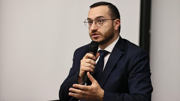 Министр высокотехнологической промышленности Мхитар Айрапетян отвечает на вопросы сотрудников IT-компании Renderforest (17 октября 2024). Джрвеж - Sputnik Армения