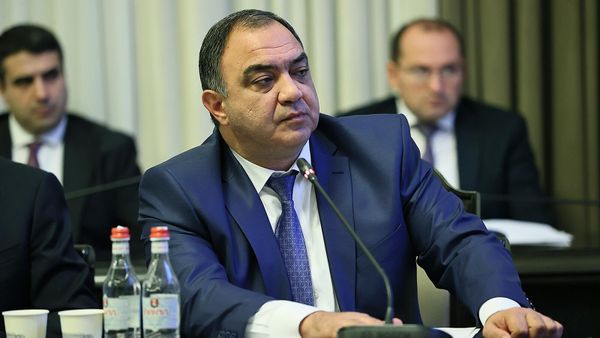 Министр внутренних дел Ваге Казарян во время очередного заседания правительства (17 октября 2024). Еревaн - Sputnik Армения