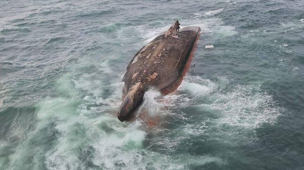 Грузовое судно Григорий Ловцов с щебнем и песком перевернулось в порту Корсаков на Сахалине - Sputnik Армения